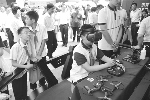 济南科技学校展区,小学生在体验VR